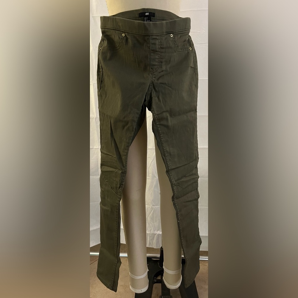 H&M . Women’s size 4. Olive green.